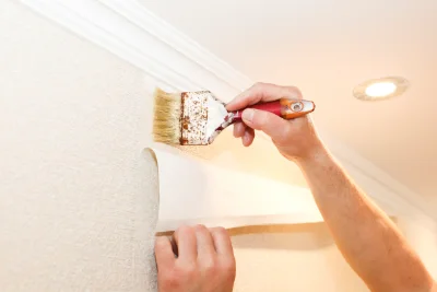 Pose de papier peint à Taurinya — revêtements muraux et toiles de verre